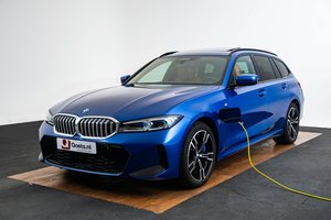 BMW 330e Touring linskvoor blauw